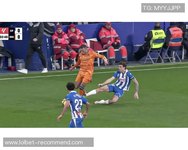 中超激战皇马与拜仁鏖战至平局神奇扑救引发全场热议